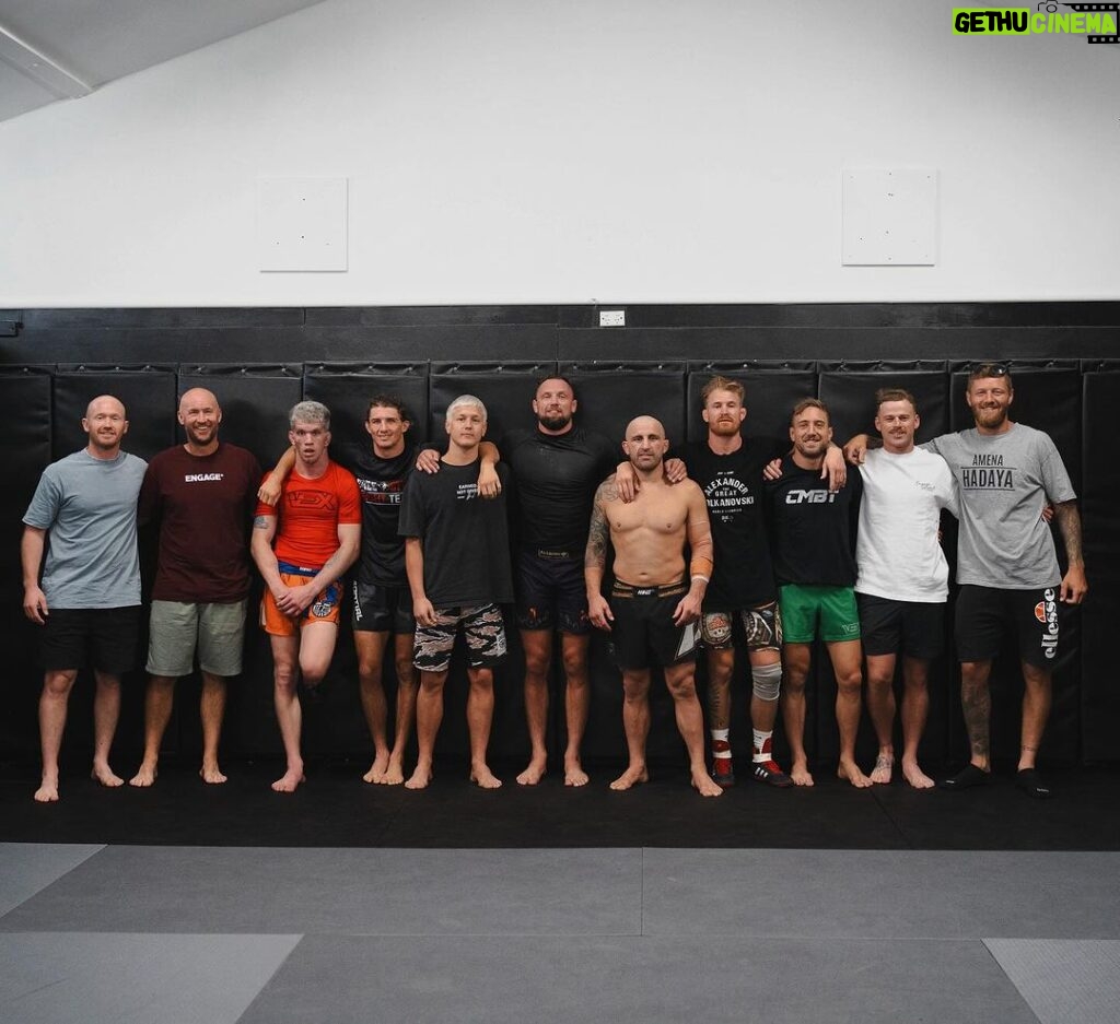 Alexander Volkanovski Instagram - What a team I have around me. The support from this group has been incredible. And of course my family, I love you guys so much and I’ll see you soon ❤ Let’s get it done 👑👑