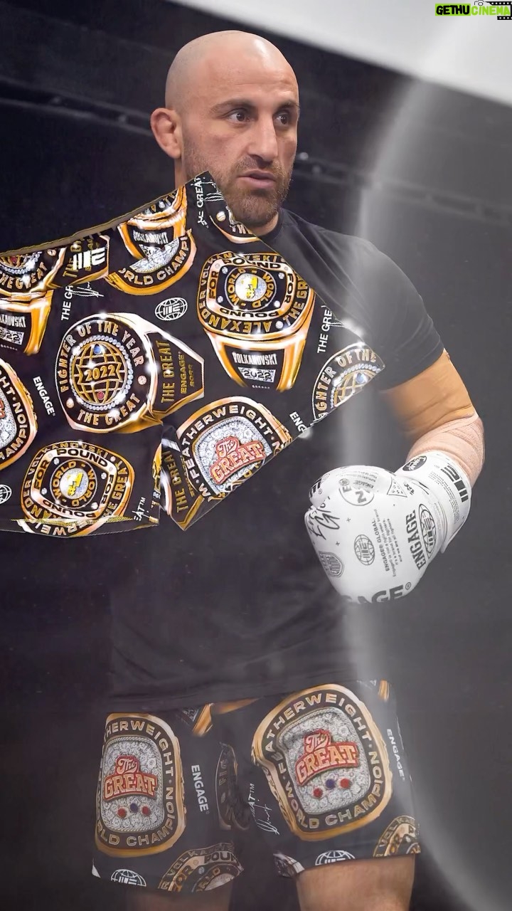 Alexander Volkanovski Instagram - Big Rings 💎 My new shorts are available online @engage 🔥