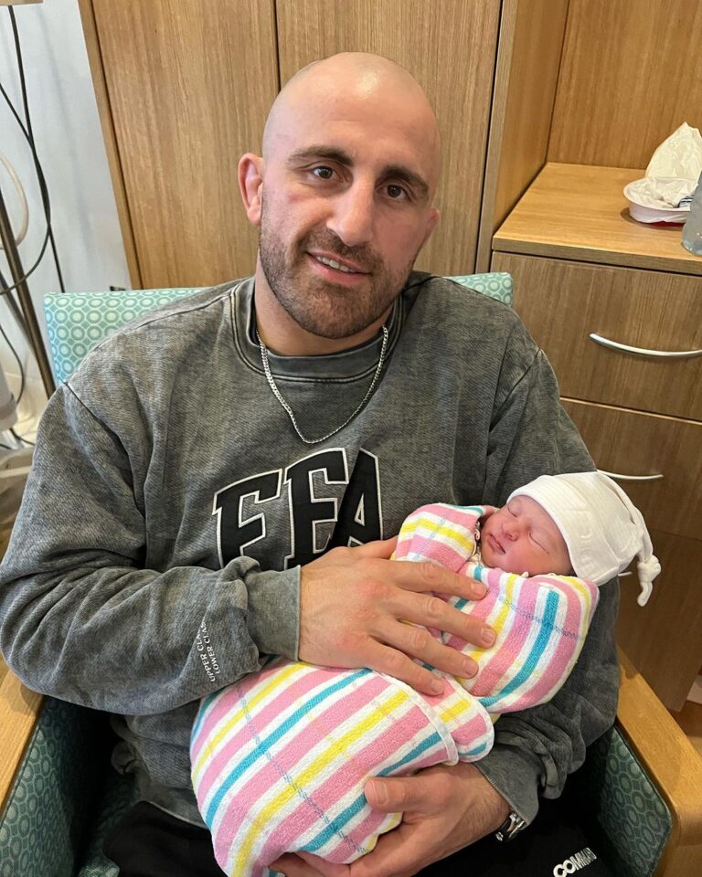 Alexander Volkanovski Instagram - Reign Volkanovski. Baby girl number 3 😍 Long may she reign 🙏 Mummy absolutely smashed it today…love you baby ❤️
