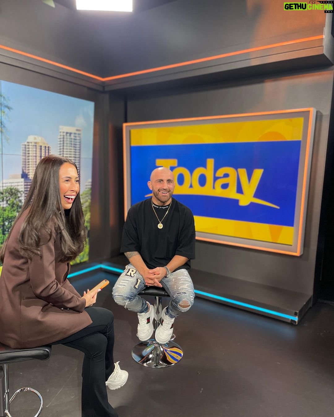 Alexander Volkanovski Instagram - Not quite a broken arm 😂 @thetodayshow