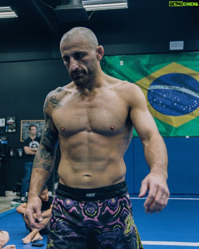 Alexander Volkanovski Instagram - As my wise coach Joe Lopez has always told me… “The inches we need are everywhere around us and on this team, we fight for that inch. On this team, we tear ourselves and everyone else around us to pieces for that inch”. #superbowlsunday Anaheim, California