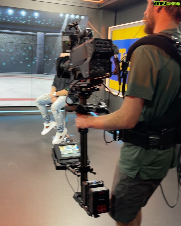 Alexander Volkanovski Instagram - Not quite a broken arm 😂 @thetodayshow