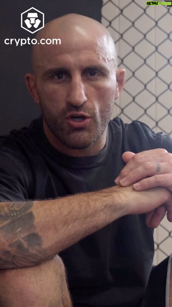 Alexander Volkanovski Instagram - Alright everyone, you asked... I answered. Hear about my pre-fight prep, champion mentality and what it takes to be the king of the division as I head back into the #Octagon for #UFC298 @cryptocomofficial #CROfam #FortuneFavorsTheBrave #BornBrave #ad