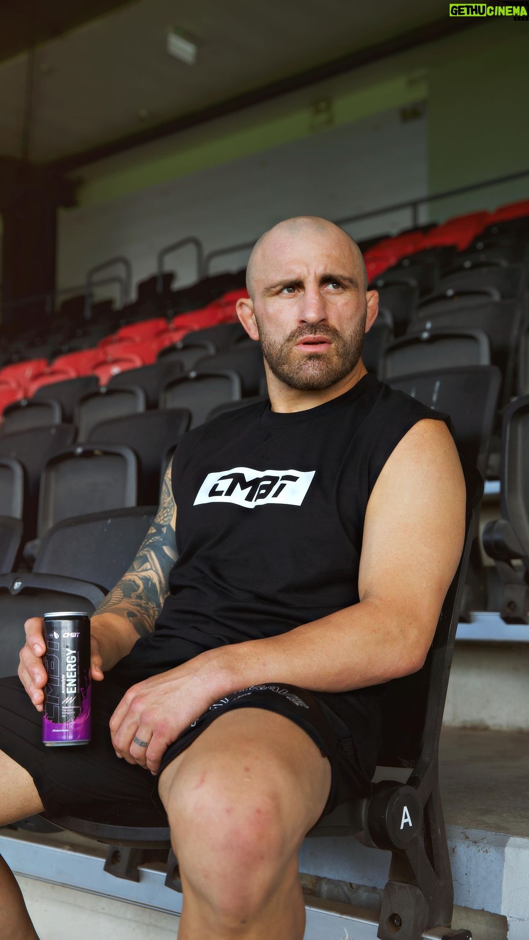 Alexander Volkanovski Instagram - Silence the noise. Rise above. Find your brave. @alexvolkanovski x @cmbtnutrition 🥇