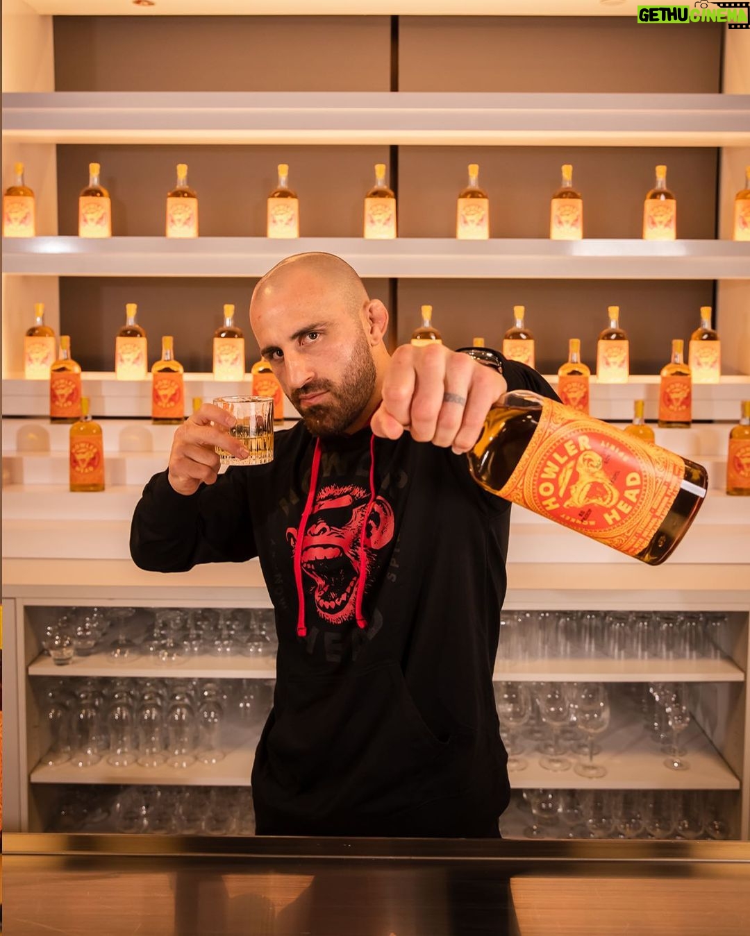Alexander Volkanovski Instagram - Ready for #UFC283 with @howlerheadwhiskey ! Who you got?