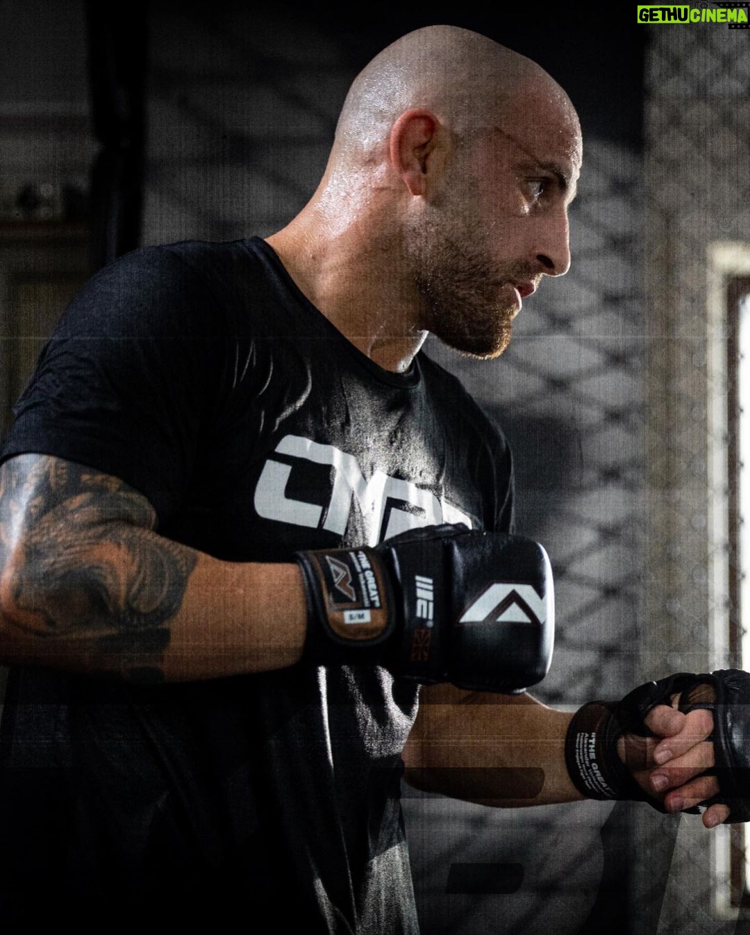 Alexander Volkanovski Instagram - When you eat better, move more, when you’re more mindful and connected to a supportive tribe, anything is possible 💫 #findyourbrave