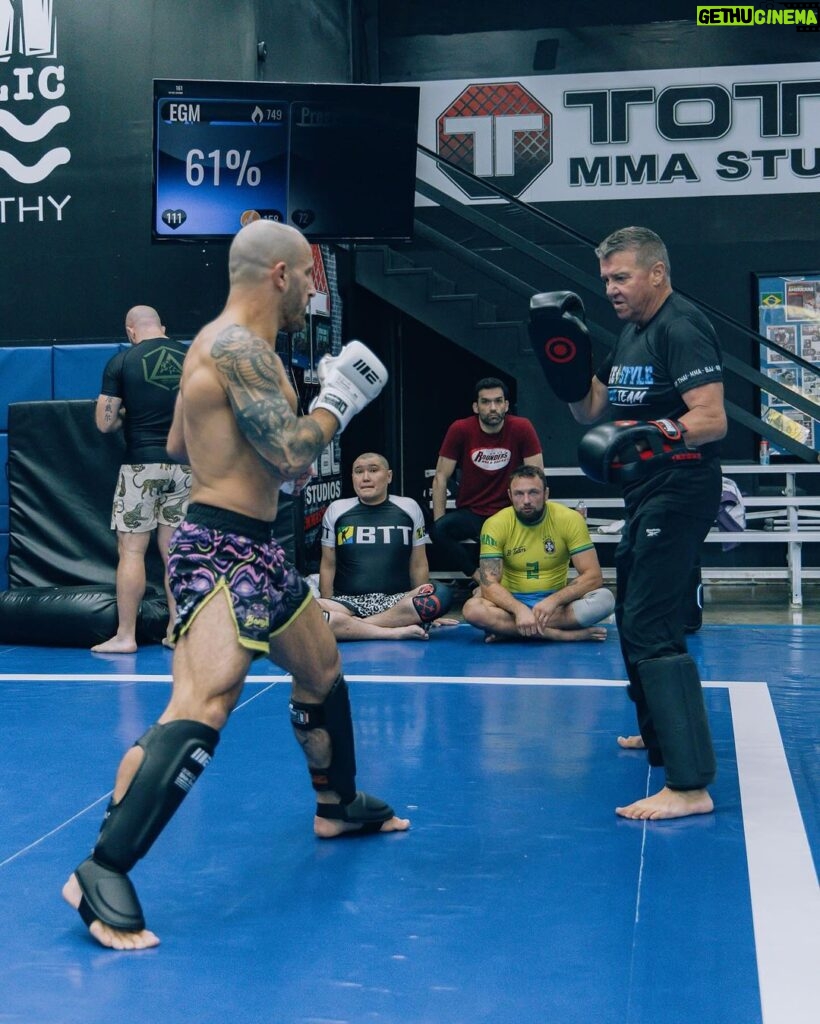 Alexander Volkanovski Instagram - As my wise coach Joe Lopez has always told me… “The inches we need are everywhere around us and on this team, we fight for that inch. On this team, we tear ourselves and everyone else around us to pieces for that inch”. #superbowlsunday Anaheim, California