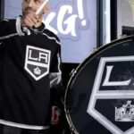 Alexander Volkanovski Instagram - Go Kings Go! Legendary night at @cryptocomarena with @lakings @cryptocomofficial to kick off fight week! #ufc298 #CROfam Crypto.com Arena