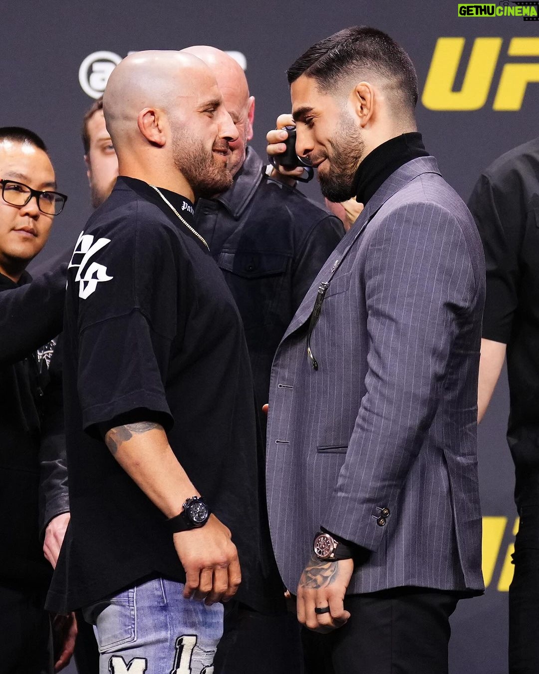 Alexander Volkanovski Instagram - Bring it on! @hublot 👑 #UFC298