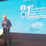 Alexandre Garcia Instagram - Falando hoje para médicos dos cinco continentes. Disse que o jornalismo não pode ser cúmplice de um engodo que deixa mortes para escravizar os povos pelo medo.