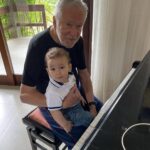 Alexandre Garcia Instagram - …enquanto isso, meu neto mais novo é apresentado ao piano,