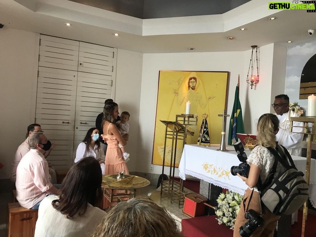 Alexandre Garcia Instagram - Batizado do Davi na Capela de N S Aparecida, sob a estátua do Redentor, pelo Padre João Damasceno.