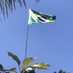 Alexandre Garcia Instagram - A brisa da Semana da Pátria faz tremular a Bandeira. Está o ano inteiro acima de minha casa, e nesta semana parece brilhar ainda mais.