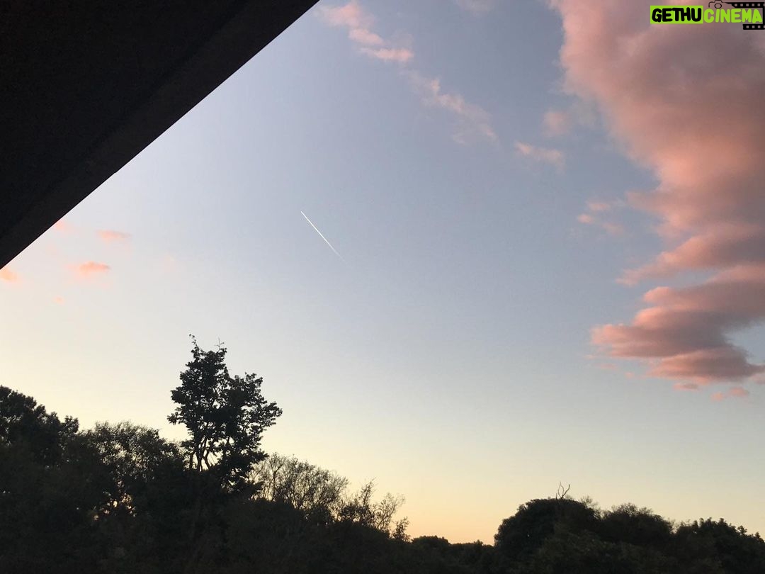 Alexandre Garcia Instagram - Moldura de fim de tarde de sábado.
