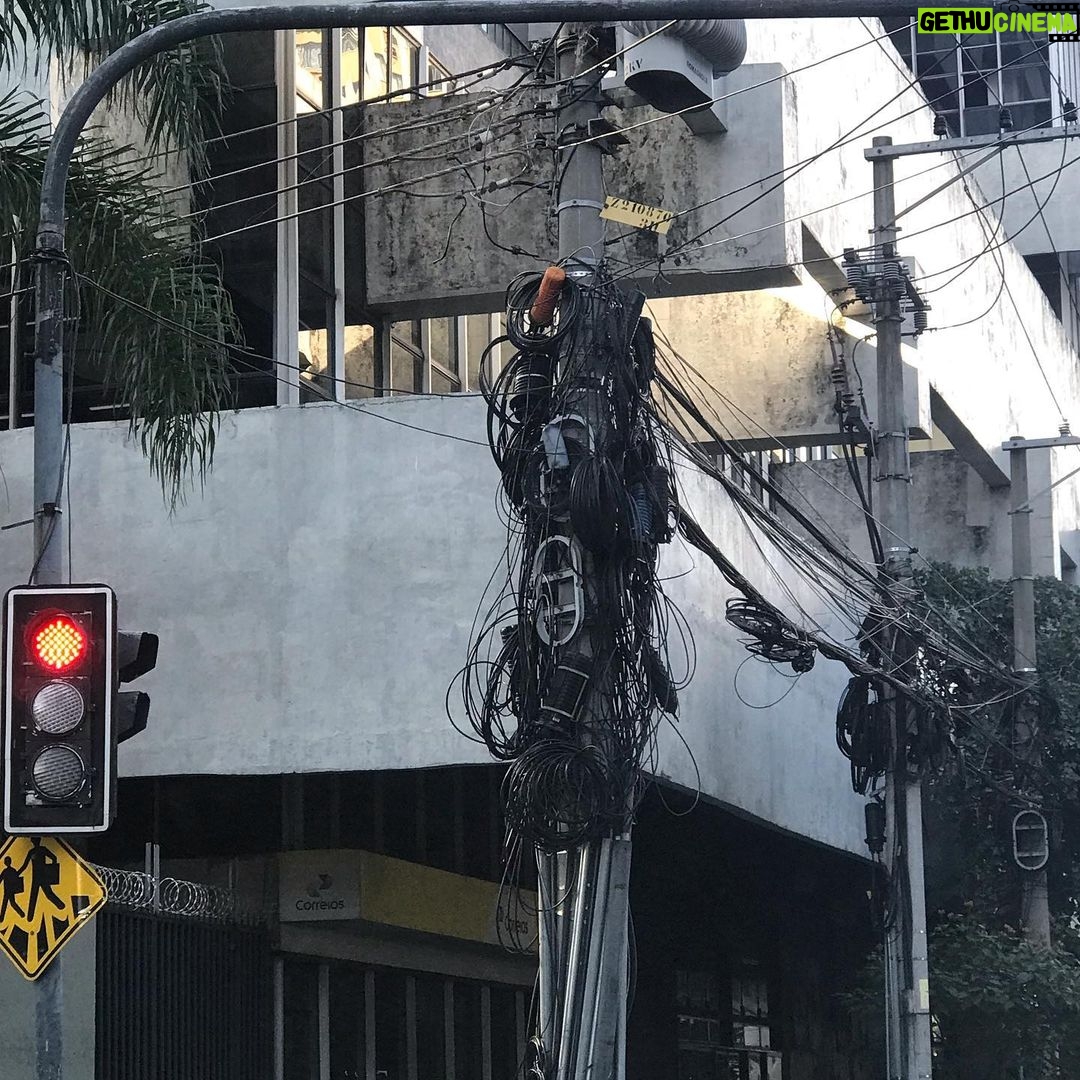 Alexandre Garcia Instagram - Rio, as verticais belas e as feias: Parque Laje x Centro.