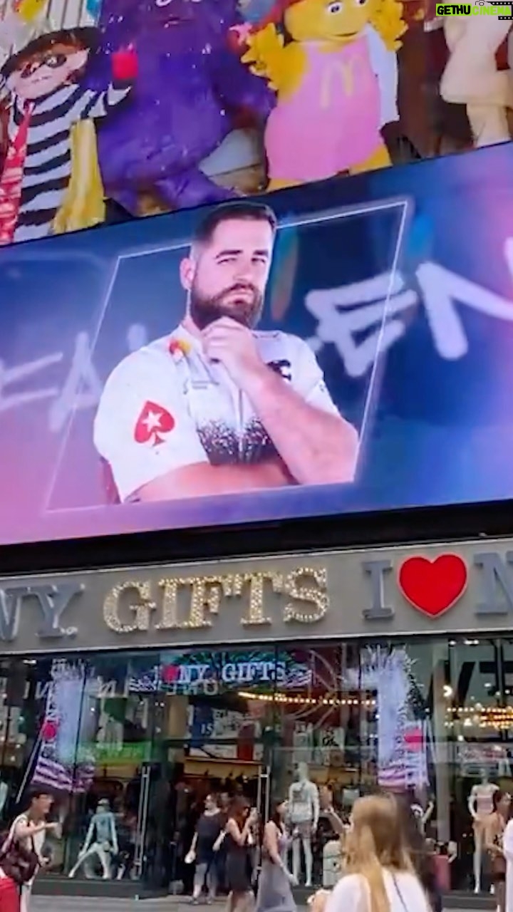 Alexandre Garcia Instagram - 82 anos e de olho sempre nos acontecimentos do esports! A FURIA anunciou a nova equipe em Times Square, NY.