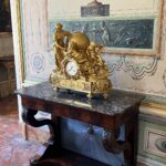 Alexandre Garcia Instagram - No Palácio de Queluz, onde morava Dom João VI, fotografei este relógio, que deve ter sido parceiro do que o Príncipe Regente levou para o Brasil. Após 215 anos, o parceiro foi derrubado, reposto no lugar e derrubado de novo. Merece a atenção da CPMI.