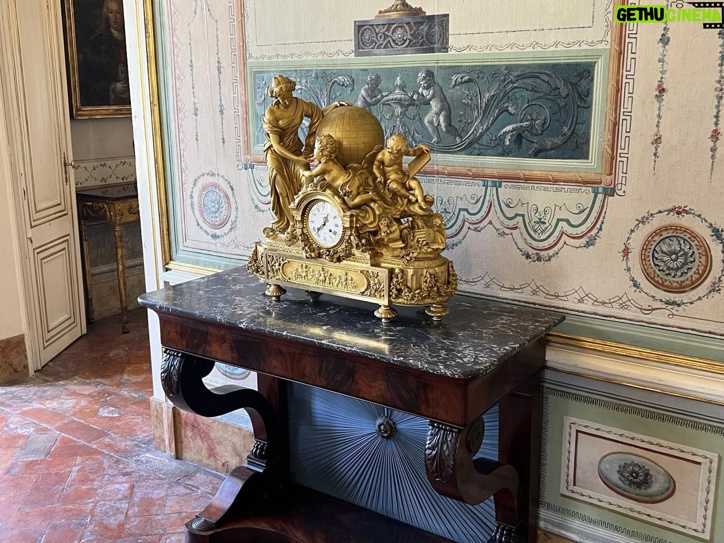 Alexandre Garcia Instagram - No Palácio de Queluz, onde morava Dom João VI, fotografei este relógio, que deve ter sido parceiro do que o Príncipe Regente levou para o Brasil. Após 215 anos, o parceiro foi derrubado, reposto no lugar e derrubado de novo. Merece a atenção da CPMI.