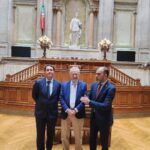 Alexandre Garcia Instagram - No plenário do Parlamento Português, na companhia dos parlamentares Bruno Nunes e Nuno Capucha, do Chega.