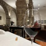 Alexandre Garcia Instagram - Mais de mil anos me contemplam, no Mosteiro de Santa Marinha, em Guimarães, no Minho. Na bebida bíblica, in vino, veritas.