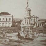 Alexandre Garcia Instagram - O prédio visto à esquerda, antigo teatro, foi meu primeiro grupo escolar. Fiz ali, do outro lado do Château d’Eau, o primeiro ano primário e metade do segundo ano. Cachoeira do Sul. A foto é de uns dez anos antes de eu nascer.