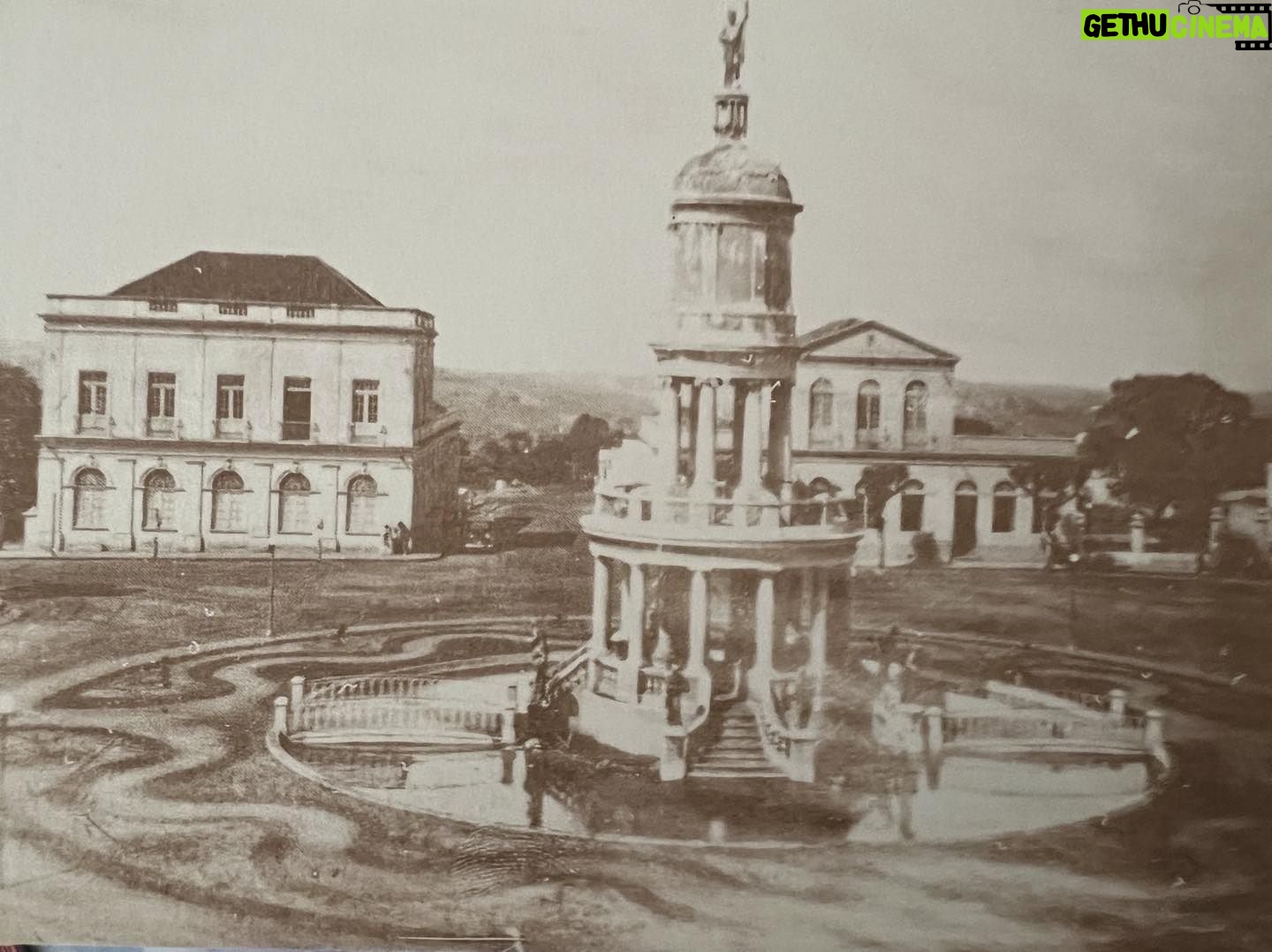 Alexandre Garcia Instagram - O prédio visto à esquerda, antigo teatro, foi meu primeiro grupo escolar. Fiz ali, do outro lado do Château d’Eau, o primeiro ano primário e metade do segundo ano. Cachoeira do Sul. A foto é de uns dez anos antes de eu nascer.