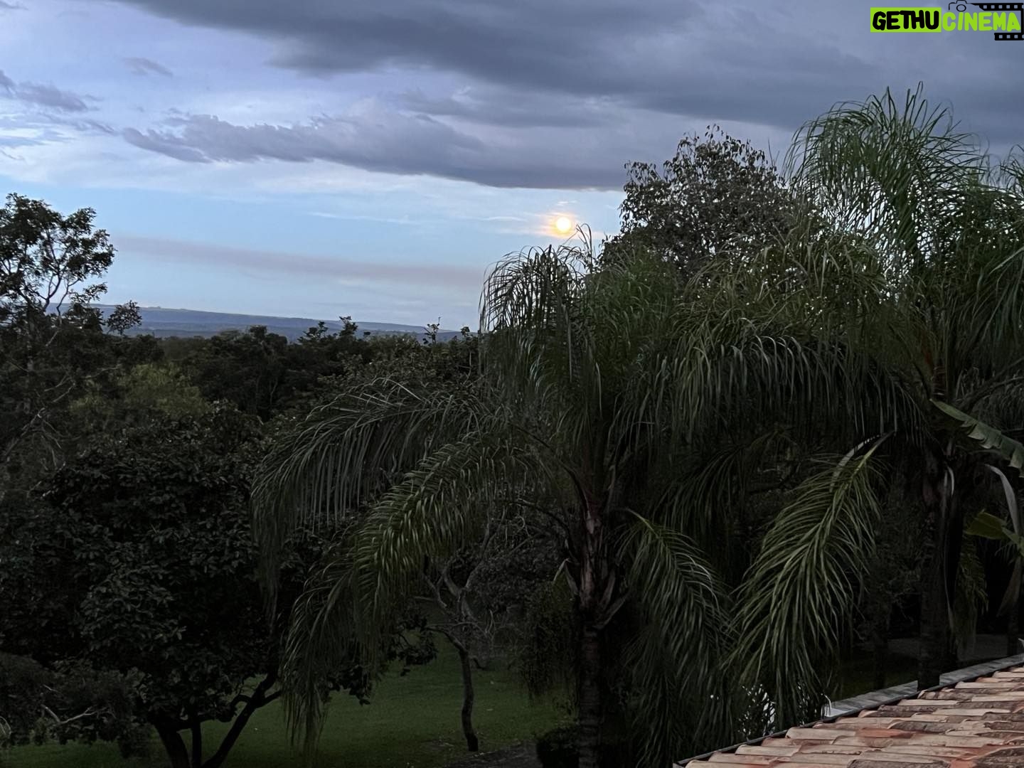Alexandre Garcia Instagram - Céu de chumbo mas a luz brilha. Boa noite!