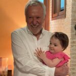 Alexandre Garcia Instagram - Sofia veio da Inglaterra visitar o bisavô.
