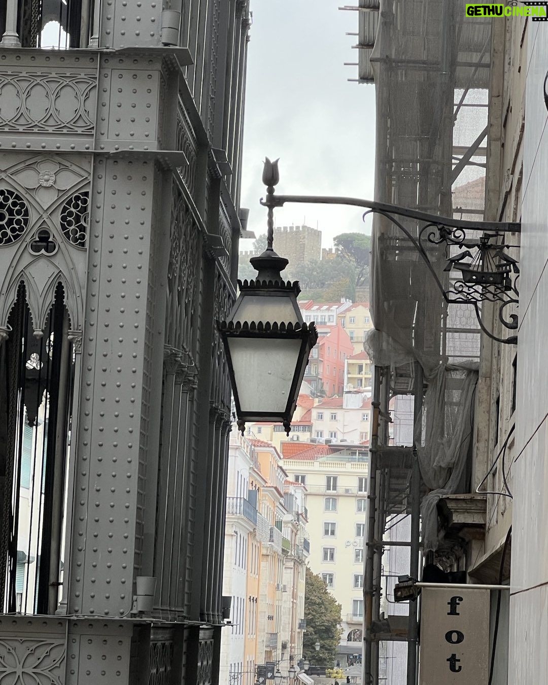 Alexandre Garcia Instagram - Santa Justa, Baixa, São Jorge - três ícones de Lisboa, num outono chuvoso.