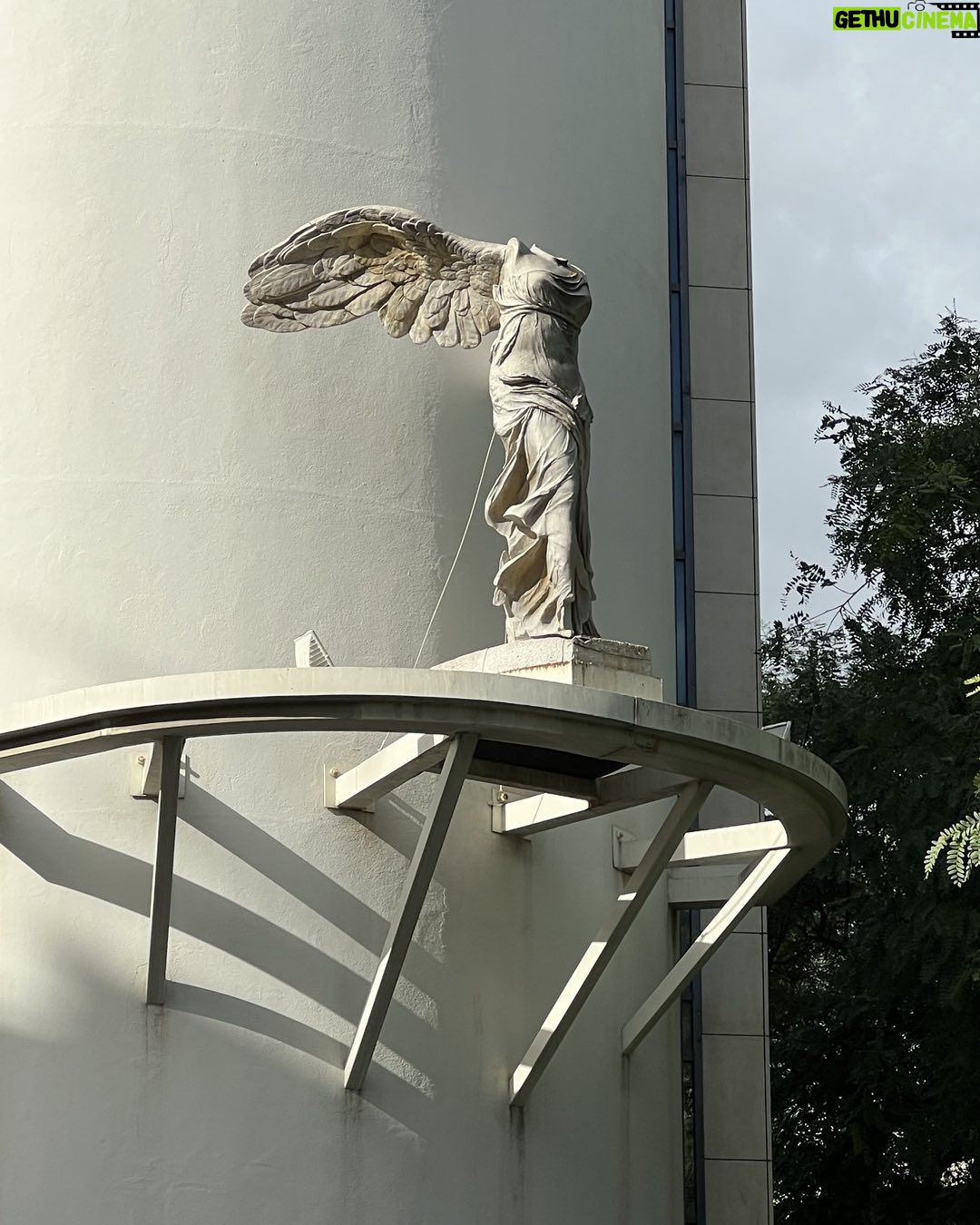 Alexandre Garcia Instagram - Em Paris, a Vitória de Samotrácia fica numa escadaria dentro do Louvre; em Lisboa, ela se apresenta com todo seu esplendor sob o sol, numa esquina de Avenidas Novas.