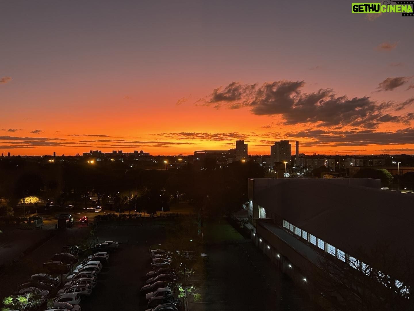 Alexandre Garcia Instagram - Esse por-de-sol de Porto Alegre…dispensa palavras.