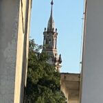 Alexandre Garcia Instagram - Uma das torres da Igreja de Santo Antônio se esgueirando entre prédios. Vista da janela do hotel em Cachoeira do Sul neste 3 de junho.