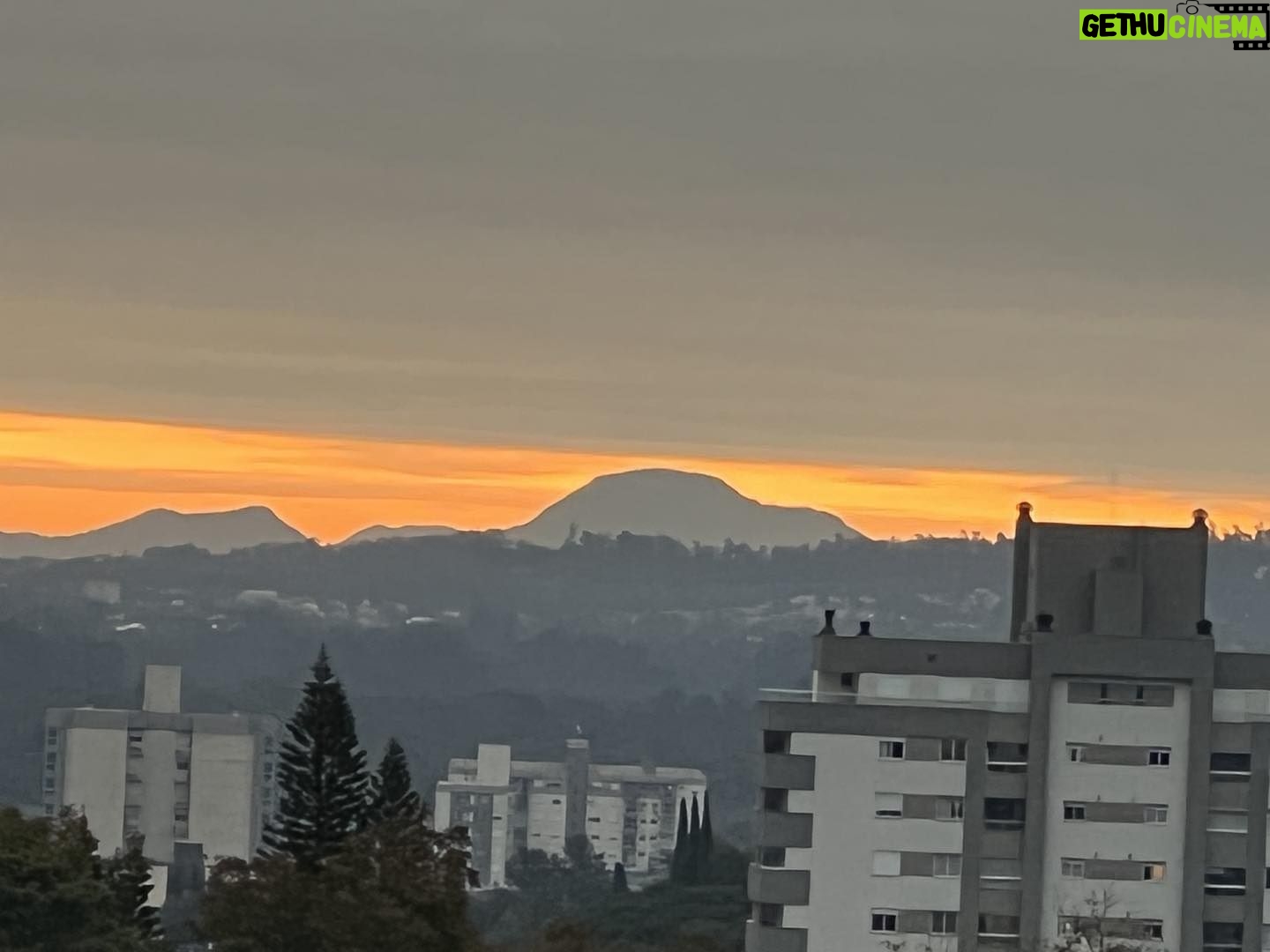 Alexandre Garcia Instagram - No horizonte de Santa Cruz do Sul, o Botucaraí.