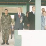 Alexandre Garcia Instagram - Recebi esta foto hoje, no aniversário de 180 anos de meu 7° de Infantaria. Foto de 2007, quando fui honrado em poder dar voz de comando ao capacetes-azuis que saíam para o Haiti. Minha família do lado esquerdo da foto. A meu lado o gen com da 6Bda e o cel Bochi com 7BIB.