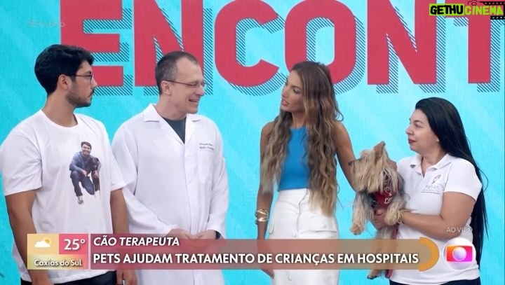 Alexandre Rossi Instagram - Você já ouviu falar em Pet e/ou Cães Terapeutas? Esses pets ajudam no tratamento e recuperação de pessoas em hospitais, asilos e até abrigos, levando seu amor inconcional a essas pessoas. E essas visitas terapeutas fazem tão bem que os médicos já notaram que após os pets entrarem em ação, os pacientes têm diminuição da pressão e até tomam menos remédio pra dor. Incrível, né?! E claro, faz muito bem pros cães também, afinal, junta tudo que eles amam, muita atenção e carinho. E hoje no “Encontro Pet” com @patriciapoeta eu falei um pouco mais sobre o assunto. : #alexandrerossi #drpet #encontropet #encontrocompatriciapoeta #tvglobo #caesterapeutas #cachorro #gato #petterapeuta