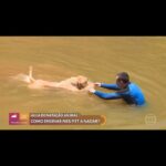Alexandre Rossi Instagram - A maioria das pessoas quer ensinar o cão a nadar, afinal, é uma delicia ver eles pulando e nadando, né?! Mas muitos não tem ideia de como ensinar. Por isso, no Encontro Pet do programa Encontro com @patriciapoeta de sexta, eu dei algumas dicas sobre como você pode ensinar seu pet. Vem conferir no vídeo! : #alexandrerossi #drpet #encontropet #programaencontro #tvglobo #cachorronadando #cachorronaagua
