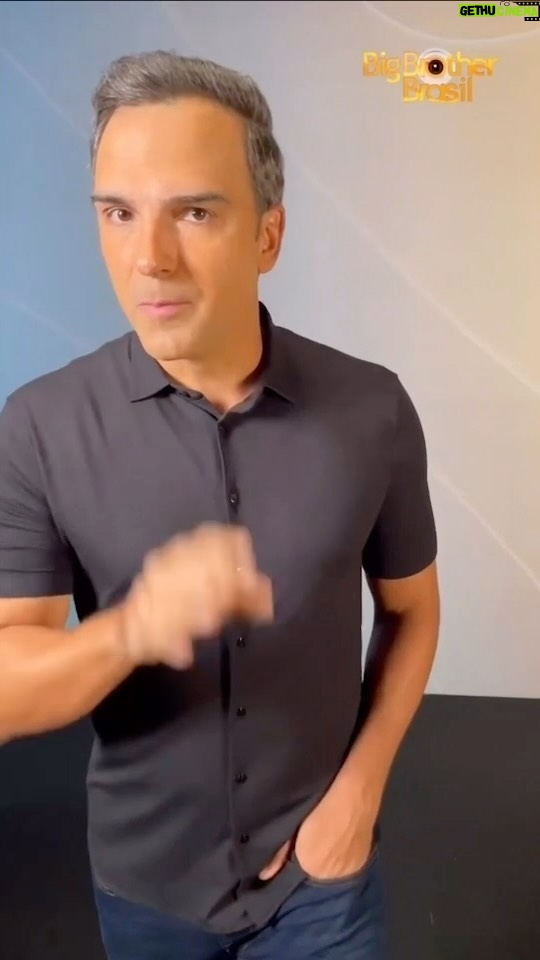 Alexandre Rossi Instagram - Conheça a Pipoca, gêmea da nossa querida Estopinha, cheia de energia e que adora roubar comida! Presença confirmadíssima no BBB 24, e com certeza vai roubar seu coração e levar o prêmio pra casa, principalmente se ele for comestível e estiver em cima de uma mesa, rs. Obs: A Pipoca participou do programa Encontro com @patriciapoeta e fez muito sucesso, por isso trouxe ela como candidata pro nosso BBB! : #alexandrerossi #drpet #bbb24 #bigbrotherbrasil #cachorro
