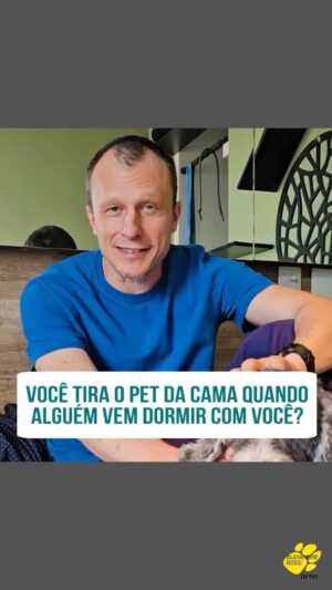 Alexandre Rossi Instagram - A maioria das pessoas ama dormir com o pet, e eu já falei por aqui que isso faz bem pra nós e pra eles, diferente do que muitos acreditam.

Mas uma coisa que você não deve fazer é dormir com o pet só quando está sozinho e tirá-lo da cama quando recebe alguém, por exemplo, um namorado. Isso pode prejudicar seu pet, pois ele pode ficar ansioso pela visita e mais ansioso ainda por ficar em um local que ele geralmente não fica. 

Então, se você anda tirando seu pet da cama pra receber alguém, talvez seja melhor explicar pra visita e deixá-lo na cama.
:
#alexandrerossi #drpet #comportamentoanimal #dormircompet #cachorro