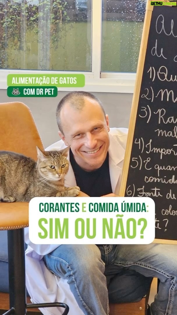 Alexandre Rossi Instagram - Será que a cor da ração influencia na qualidade dela? Será que seu gato precisa mesmo comer sachê todo dia? Essas dúvidas são muito comuns entre os tutores, às vezes até um assunto que gera polêmica. Por isso, hoje vim tirar essas dúvidas, assim você já pode ficar mais tranquilo com seu bichano e escolher a melhor alimentação pra ele. : #alexandrerossi #drpet #comportamentoanimal #gatos #alimentacaodegatos