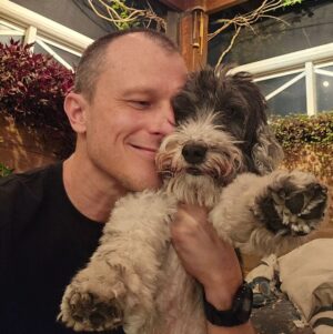 Alexandre Rossi Instagram - Não tem cachorro mais do bem que esse aqui!! Ele estava dormindo e assim que eu chamei ele deu o mesmo pulo de sempre pra vir correndo dar amor ❤️