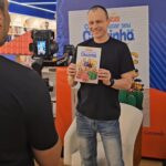 Alexandre Rossi Instagram - Ontem foi o lançamento do meu livro “Como educar seu cãozinho”, junto com a @turmadamonica e o @mauricioaraujosousa. E foi muito bacana encontrar tantas pessoas e sentir o carinho e admiração de muitos. Fiquei muito feliz e quero agradecer a todos! : #alexandrerossi #drpet #livrocomoeducarmeucaozinho #mauriciodesousa #turmadamonica