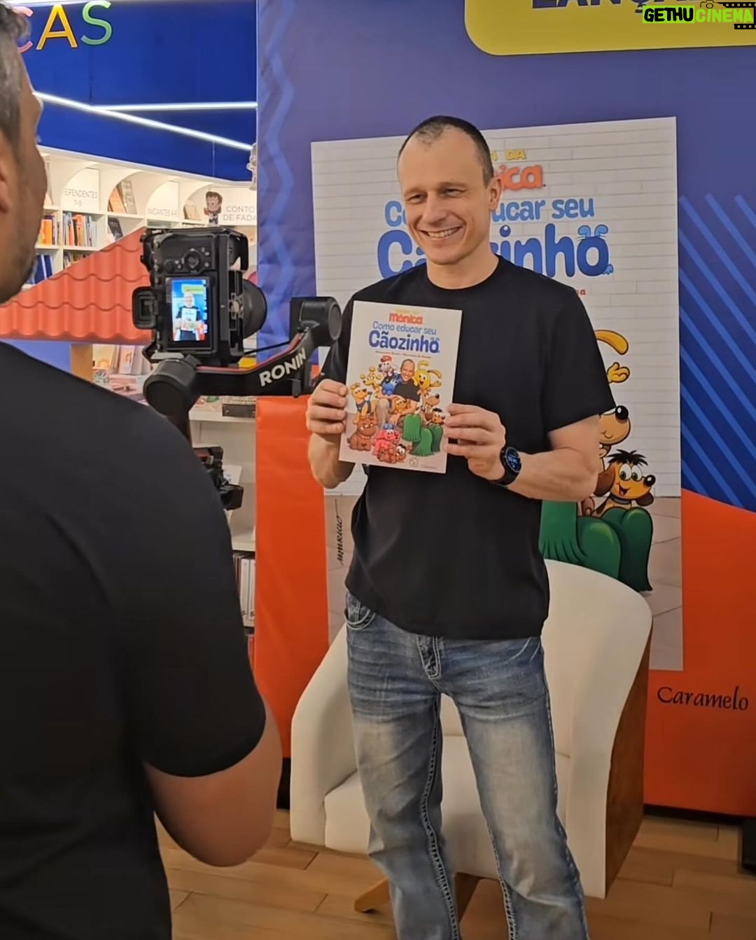 Alexandre Rossi Instagram - Ontem foi o lançamento do meu livro “Como educar seu cãozinho”, junto com a @turmadamonica e o @mauricioaraujosousa. E foi muito bacana encontrar tantas pessoas e sentir o carinho e admiração de muitos. Fiquei muito feliz e quero agradecer a todos! : #alexandrerossi #drpet #livrocomoeducarmeucaozinho #mauriciodesousa #turmadamonica
