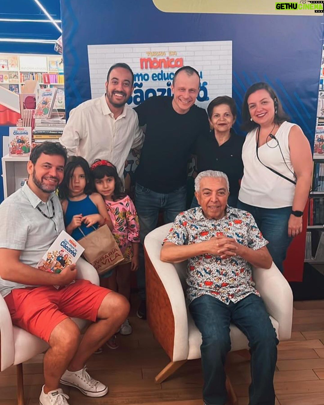 Alexandre Rossi Instagram - Ontem foi o lançamento do meu livro “Como educar seu cãozinho”, junto com a @turmadamonica e o @mauricioaraujosousa. E foi muito bacana encontrar tantas pessoas e sentir o carinho e admiração de muitos. Fiquei muito feliz e quero agradecer a todos! : #alexandrerossi #drpet #livrocomoeducarmeucaozinho #mauriciodesousa #turmadamonica