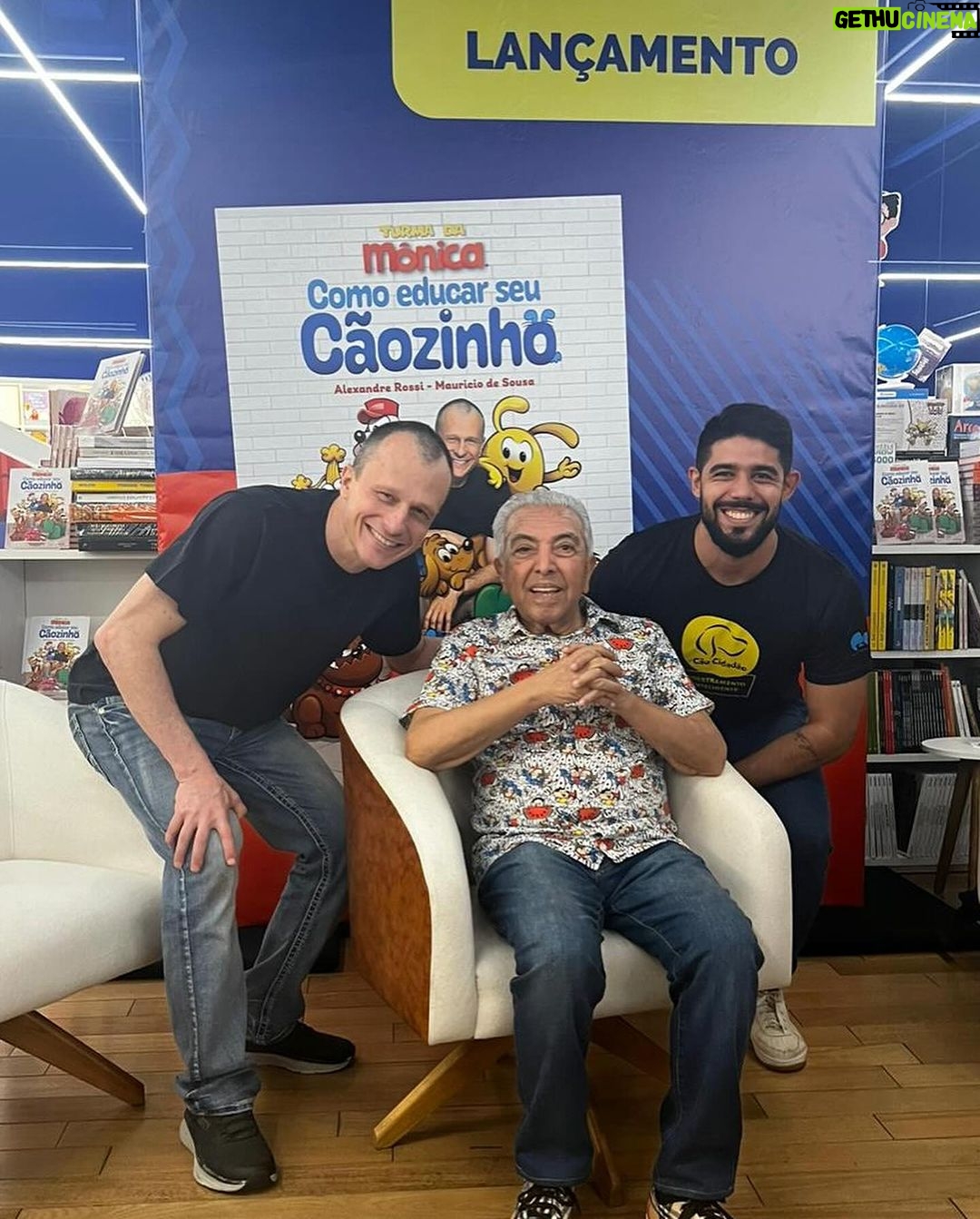 Alexandre Rossi Instagram - Ontem foi o lançamento do meu livro “Como educar seu cãozinho”, junto com a @turmadamonica e o @mauricioaraujosousa. E foi muito bacana encontrar tantas pessoas e sentir o carinho e admiração de muitos. Fiquei muito feliz e quero agradecer a todos! : #alexandrerossi #drpet #livrocomoeducarmeucaozinho #mauriciodesousa #turmadamonica
