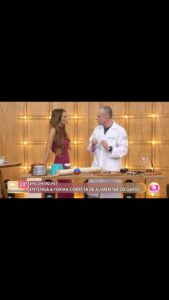 Alexandre Rossi Instagram - Se você tem um gato com certeza já deve ter ouvido que ele precisa comer várias vezes por dia, certo? E muita gente não sabe o motivo. Por isso, hoje no Encontro Pet do programa Encontro com @patriciapoeta, eu falei um pouco sobre isso! Vem conferir e já me conta como é por aí 👇🏻 : #alexandrerossi #drpet #comportamentoanimal #gatos #alimentacaodegatos #encontro #tvglobo
