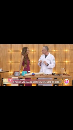 Alexandre Rossi Instagram - Se você tem um gato com certeza já deve ter ouvido que ele precisa comer várias vezes por dia, certo? E muita gente não sabe o motivo.

Por isso, hoje no Encontro Pet do programa Encontro com @patriciapoeta, eu falei um pouco sobre isso!

Vem conferir e já me conta como é por aí 👇🏻
:
#alexandrerossi #drpet #comportamentoanimal #gatos #alimentacaodegatos #encontro #tvglobo