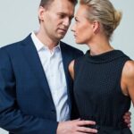 Alexey Navalny Instagram – Крошка, у нас с тобой все как в песне: между нами города, взлетные огни аэродромов, синие метели и тысячи километров. Но я чувствую, что ты рядом каждую секунду, и я люблю тебя все сильнее ❤️