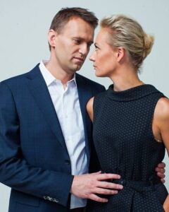 Alexey Navalny Instagram - Крошка, у нас с тобой все как в песне: между нами города, взлетные огни аэродромов, синие метели и тысячи километров. Но я чувствую, что ты рядом каждую секунду, и я люблю тебя все сильнее ❤️
