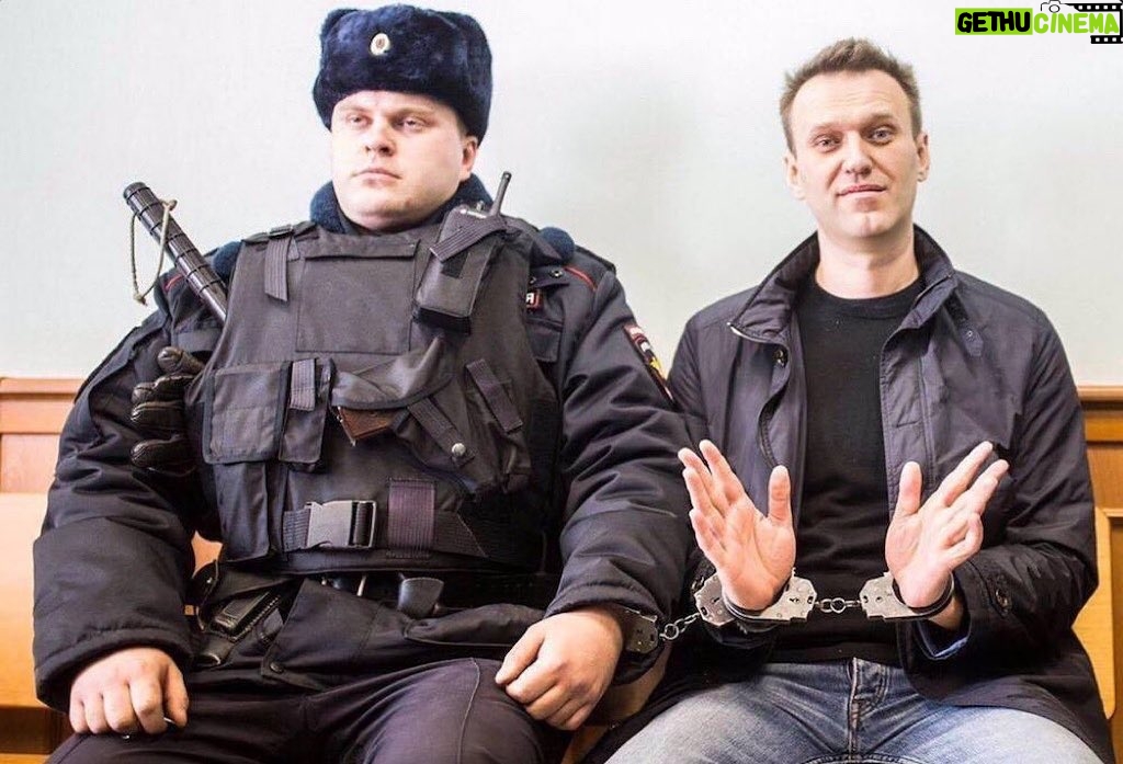 Alexey Navalny Instagram - Тюрьма - лучшее место для тренировки выдержки. Здесь тебя постоянно пытаются достать и вывести из себя, причем способами как изощренными, так и настолько прямолинейными и тупыми, что очень трудно не взбеситься. Вот я вам говорил, что полтора года добиваюсь, чтобы меня отвели к стоматологу. На очередном судебном процессе говорю и судье, и тюремщикам: «Ну давайте уже по-человечески решим, хватит меня мурыжить, мне просто надо к врачу». Представители колонии, к моему удивлению, прямо в процессе говорят: «Вы уже так много документов собрали, вам нужно просто еще одно заявление написать, и все будет хорошо». Ну, окей. Говорю адвокатам: «Напишите мне, пожалуйста, заявление, я отдам». (А заявление там большое, с приложениями, сам не напишешь). Адвокат пишет заявление, передает через администрацию мне. Я жду-жду, жду-жду - нету. Спрашиваю тюремщиков: - Где заявление мое на вывоз к врачу? - Изъято цензурой как содержащее признаки преступления. И знаете, смотрят на тебя такими внимательными, блестящими глазками, как сурикат в передачах про дикую природу: а ну-ка, как он отреагирует? Начнет орать? Впадет в отчаяние? Побежит с жалобами? Смирится и начнет выражать покорность? И каждый божий день они придумывают какую-то подобную хрень, чтобы выводить непокорного зека из себя и проверять его на прочность. Теперь, кстати, 100% писем, идущих от адвокатов, изымаются цензурой как «преступные», я не могу получить ни одного юридического документа. Вот я уже три года вырабатываю в себе дзен, чтобы в ответ на это на все просто пожимать плечами. В целом, можно сказать, что по этому дзен-пути я уже неплохо продвинулся, но до совершенства еще, конечно, далеко, иначе меня не таскали бы периодически по зоне с вывернутыми за спиной руками. Но в конце концов, должна же быть у человека психологическая разрядка 😉