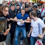 Alexey Navalny Instagram – Уж не знаю даже, каким словом назвать мои очередные новости. Грустные, смешные или абсурдные.

Приносят письма:
– От жены есть?
– Изъято цензурой.
– От адвоката документы есть?
– Изъято цензурой.
– А что есть?
– От следователя есть.

Разворачиваю письмо из ГСУ СК: «Сообщаю, что в отношении вас возбуждено уголовное дело по признакам преступления, предусмотренного ч. 2 ст. 214 УК РФ. 2 эпизода». 

Ну то есть они реально раз в 3 месяца возбуждают против меня новое уголовное дело. Никогда еще осужденный, сидящий больше года в одиночной камере, не жил такой насыщенной общественно-политической жизнью. 

Что такое статья 214 – понятия не имею, а посмотреть негде. Вы об этом узнаете раньше меня. 

Но в любом случае будем считать это, как говорят ученые, положительной обратной связью. Раз этой кремлевской банде коррупционеров, предателей и оккупантов не нравится, что-то из того, что я (мы) делаю, значит, делаю правильно.